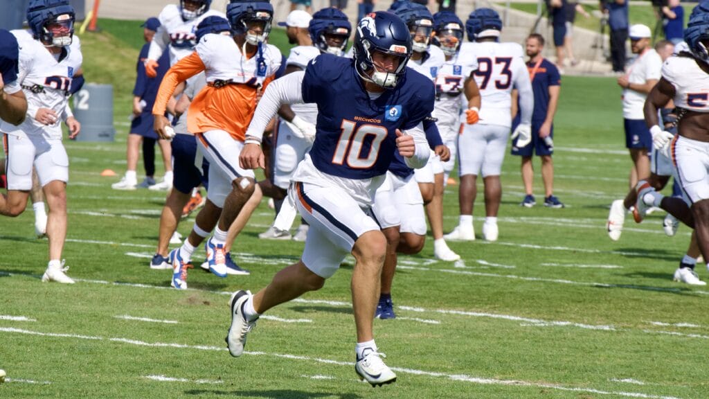 Bo Nix warning up before the Denver Broncos and Arizona Cardinals joint practice