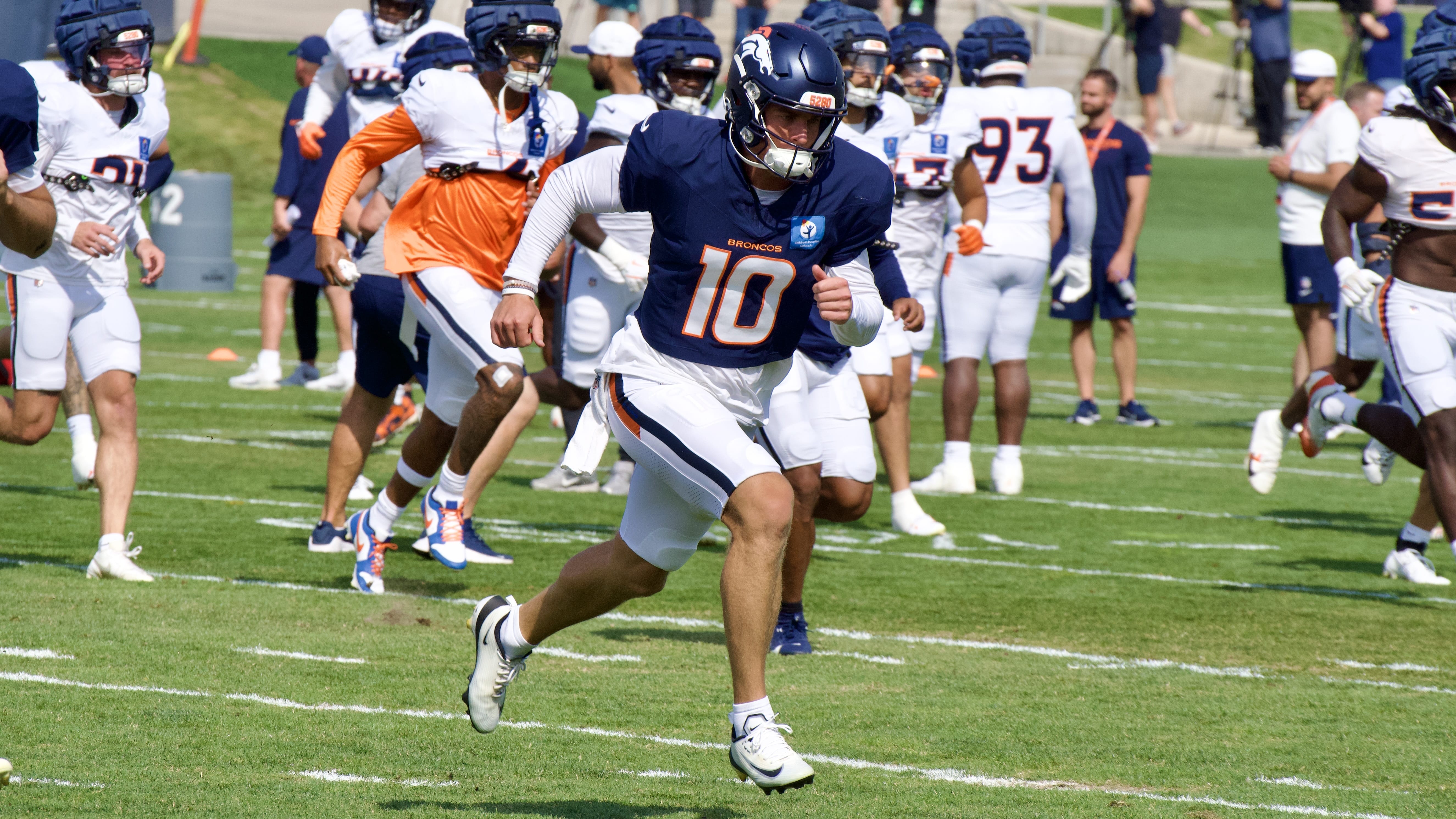Bo Nix warning up before the Denver Broncos and Arizona Cardinals joint practice