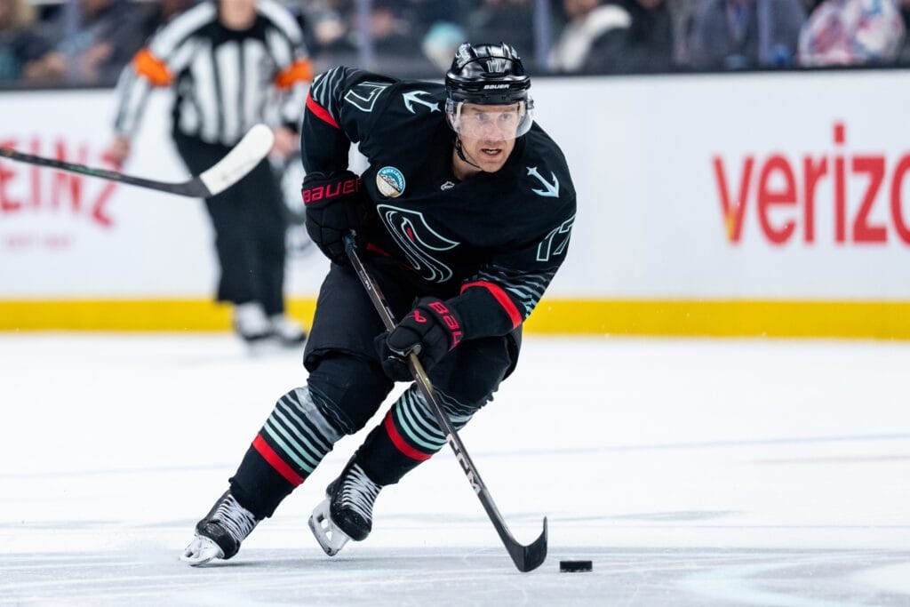 Avalanche add a forward and defenseman at open of free agency