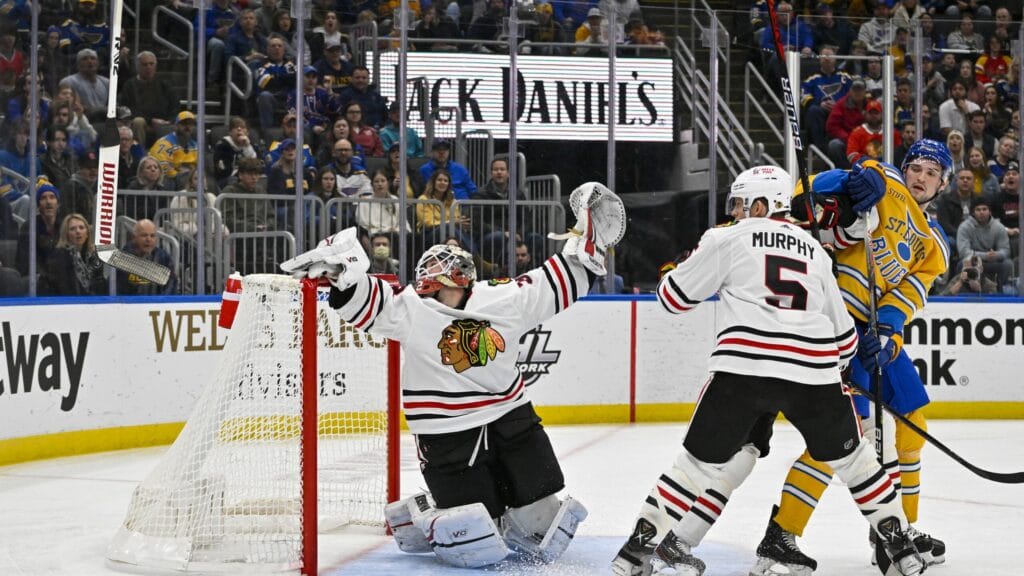Three Hawks Hits: Mistakes haunt Blackhawks after solid opening period