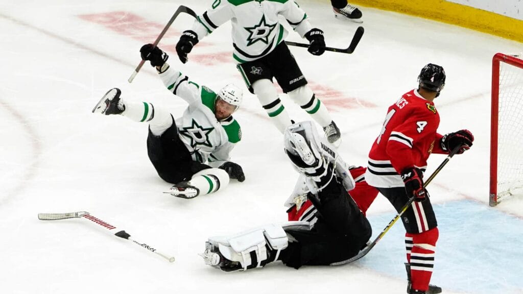 Three Hawks Hits: Blackhawks sloppy play leads to 4-1 loss to Stars