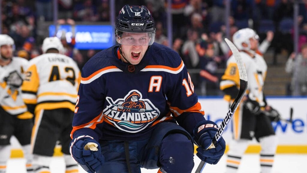 Chicago Blackhawks acquire Josh Bailey, pick from Islanders