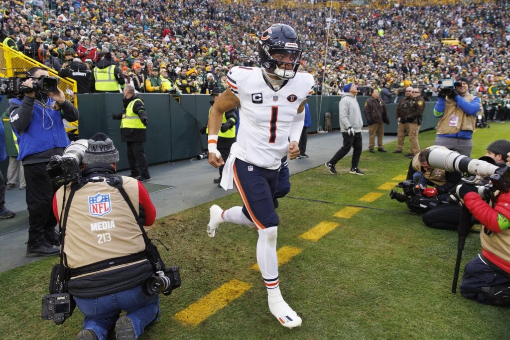 The Chicago Bears trade QB Justin Fields to the Pittsburgh Steelers for a conditional sixth-round pick in 2025