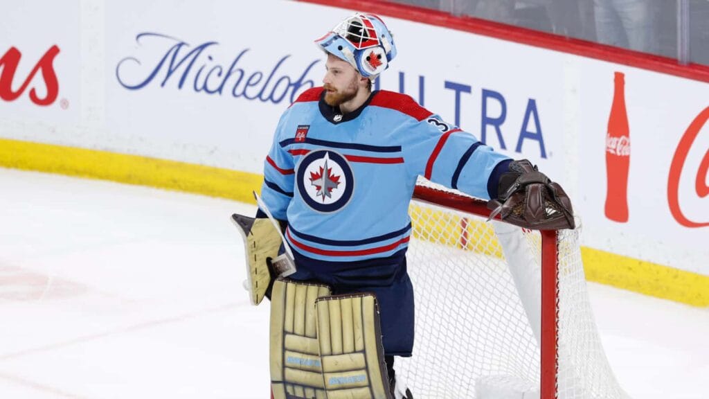 Blackhawks goaltender Laurent Brossoit to miss 5-7 weeks after meniscus surgery