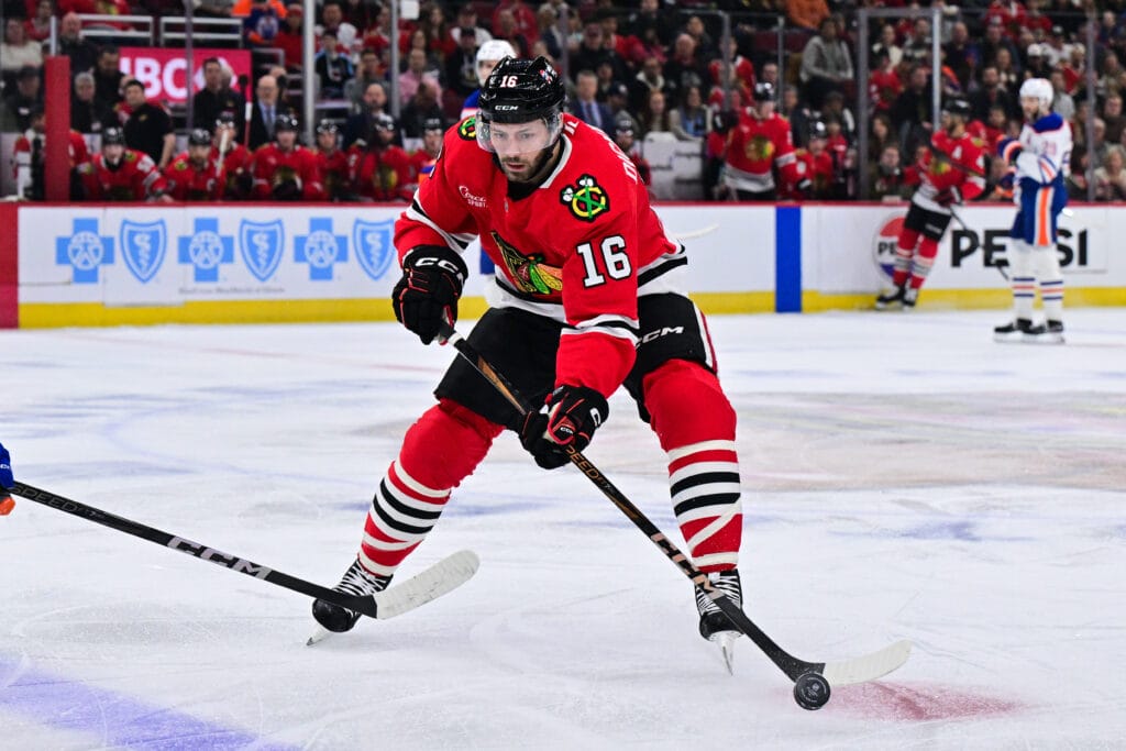 Blackhawks center Jason Dickinson injured vs Oilers