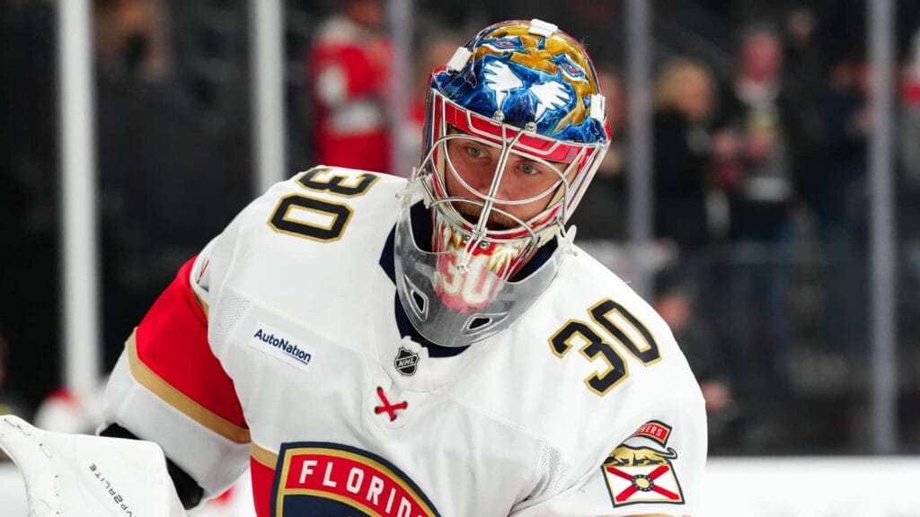 Blackhawks goalie Spencer Knight