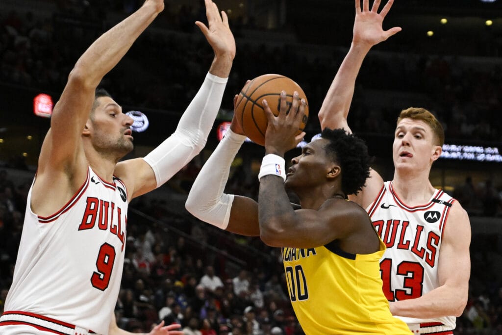 Chicago Bulls big Nikola Vucevic defends a shot against the Pacers