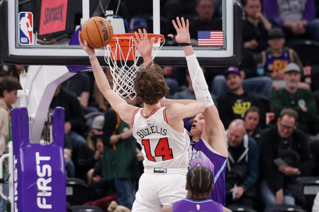 Chicago Bulls forward Matas Buzelis finishes over Walker Kessler