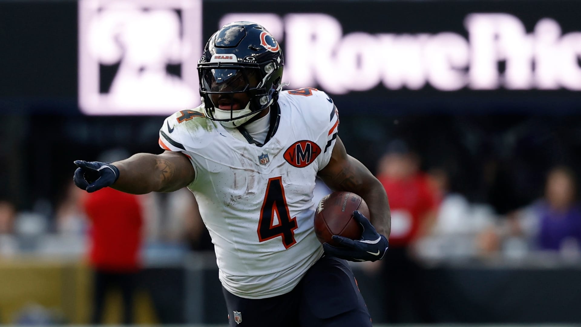 Chicago Bears running back D'Andre Swift (4) carries the ball against the Baltimore Ravens at M&T Bank Stadium. Mandatory Credit: Geoff Burke-Imagn Images