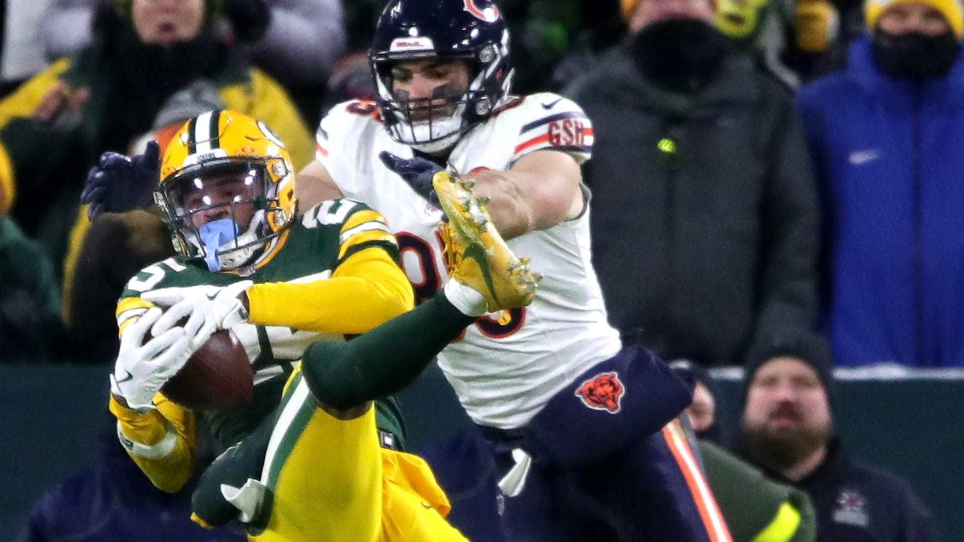 Green Bay Packers cornerback Keisean Nixon (25) intercepts a late fourth quarter pass intended for Chicago Bears tight end Cole Kmet (85) in the end zone to end the game on Sunday, December 7, 2025, at Lambeau Field in Green Bay, Wis. The Packers defeated the Bears 28-21. Wm. Glasheen USA TODAY NETWORK-Wisconsin