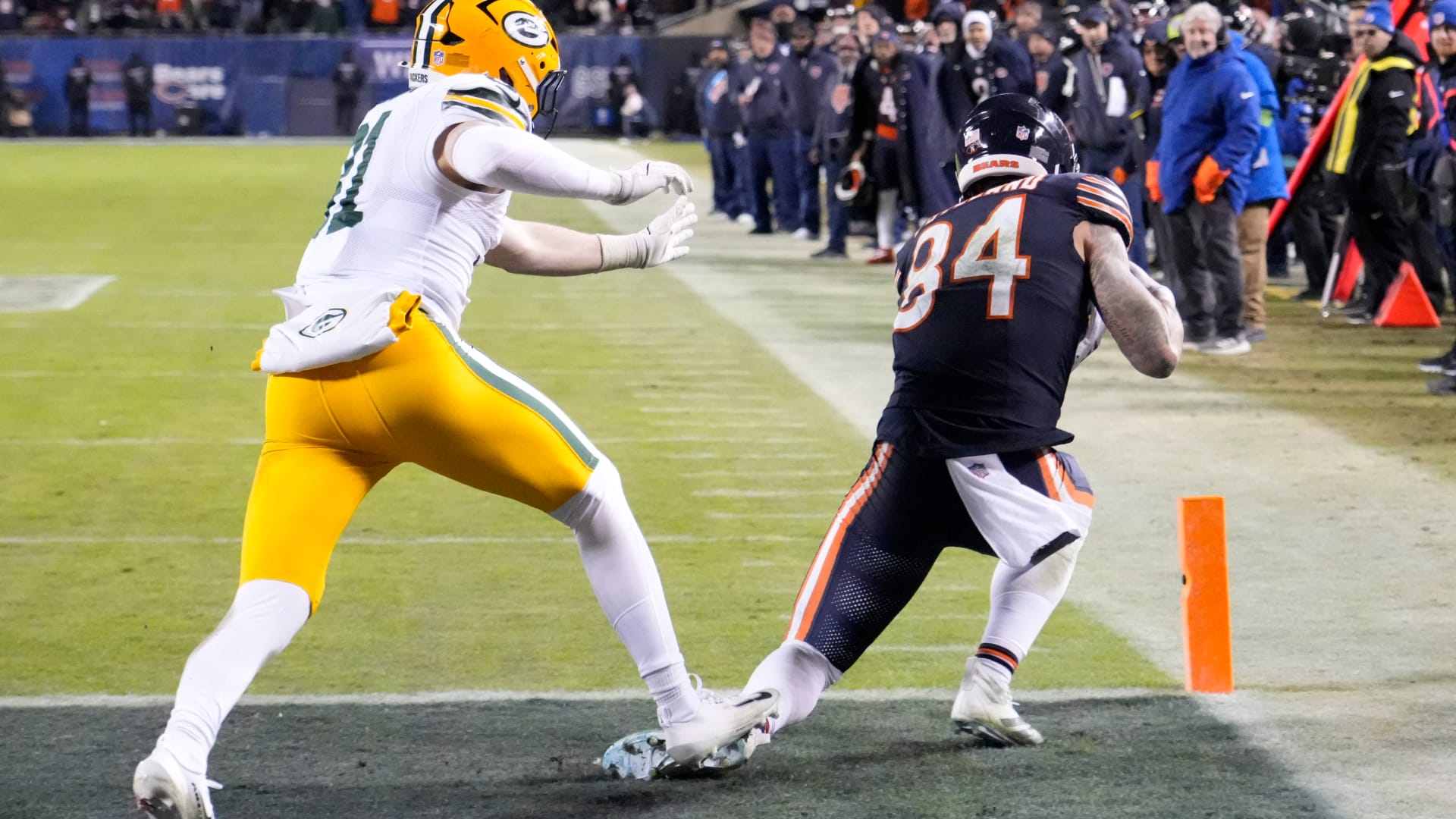 Jan 10, 2026; Chicago, IL, USA; Chicago Bears tight end Colston Loveland (84) makes a catch on a two point conversion as Green Bay Packers linebacker Nick Niemann (31) defends during the second half of an NFC Wild Card Round game at Soldier Field. Mandatory Credit: David Banks-Imagn Images