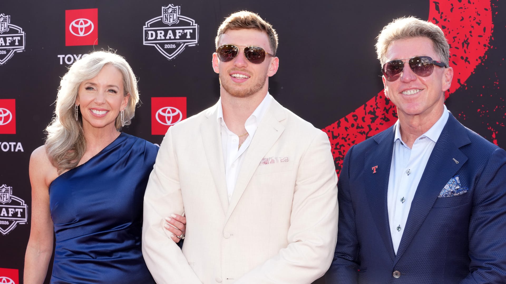 Bears draft pick Dillon Thieneman poses with his parents Ken and Shannon Thieneman before the 2026 NFL Draft. (Kirby Lee-Imagn Images)