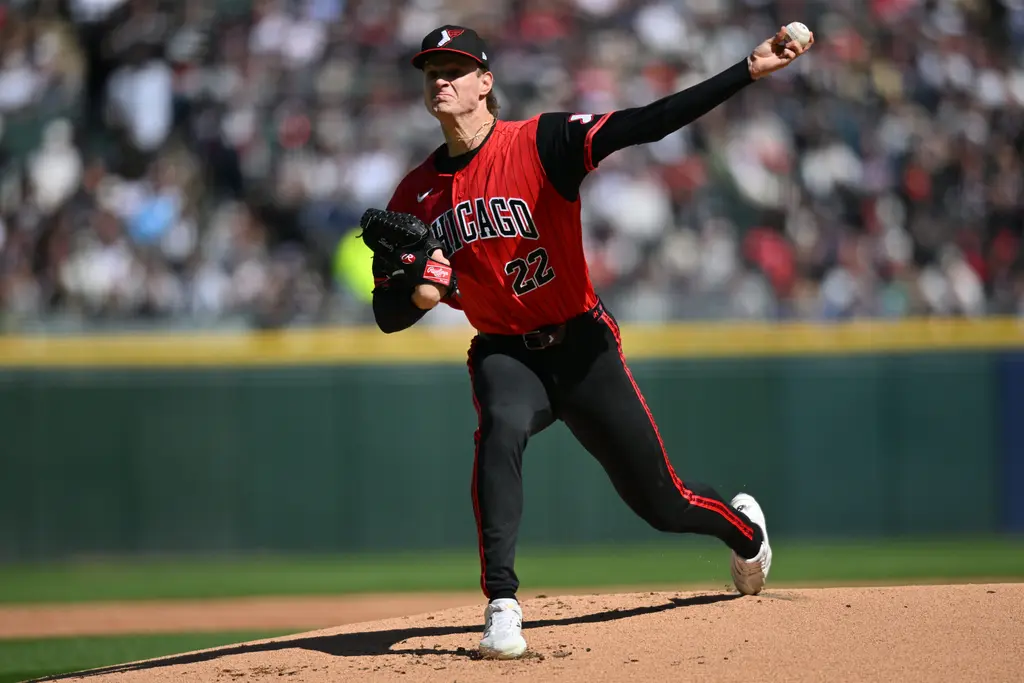 Apr 25, 2026; Chicago, Illinois, USA; Chicago White Sox pitcher Noah Schultz (22) pitches against the Washington Nationals during the first inning at Rate Field.