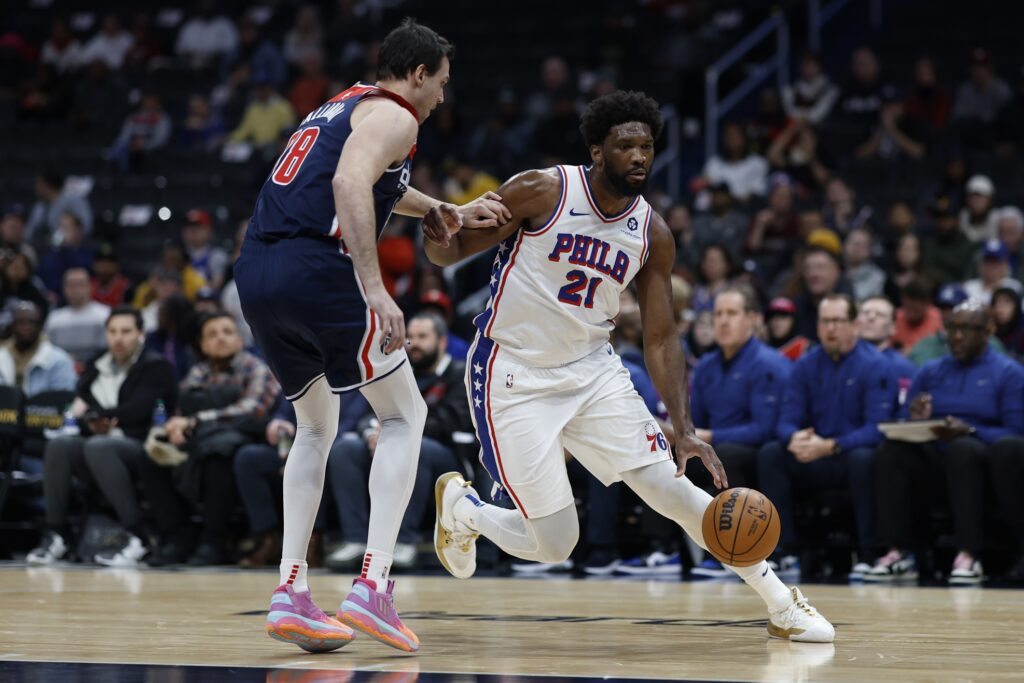 Joel Embiid attacks against the Wizards.