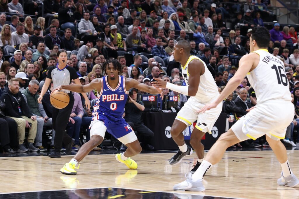 Tyrese Maxey crossing over Kris Dunn,