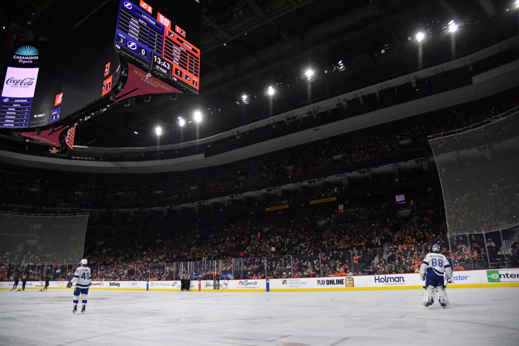 In weirdest game of the season, Flyers battle lights and Lightning yet come out on top
