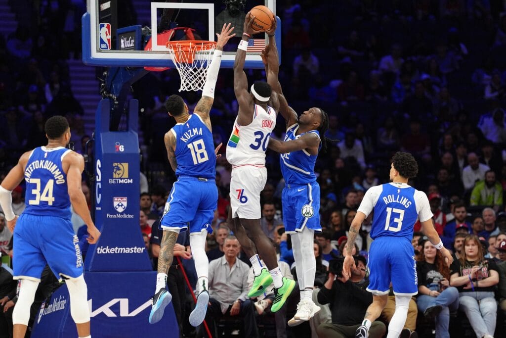 Adem Bona dunking on two Bucks players.