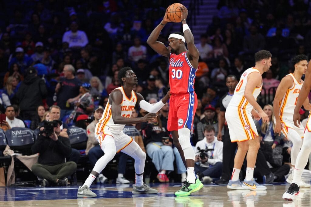 Adem Bona holding the ball over his head.
