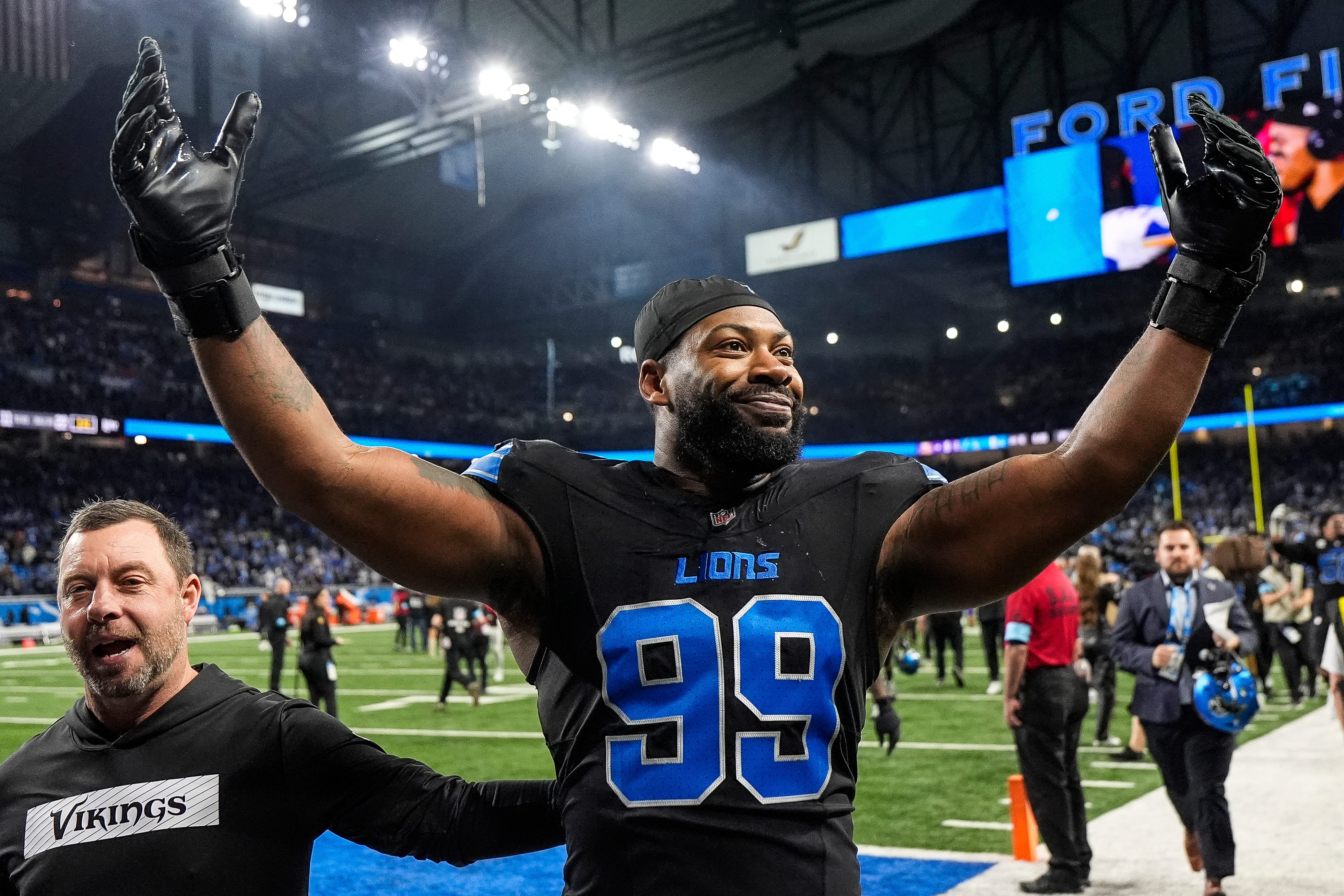Za'Darius Smith (99) celebrates 31-9 Lions win over Minnesota Vikings as he exits the field at Ford Field in Detroit on Sunday, Jan. 5, 2025.