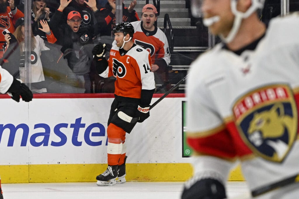 10 observations: Sean Couturier turns the clock back, leads Flyers to 5-2 victory over Cup champs