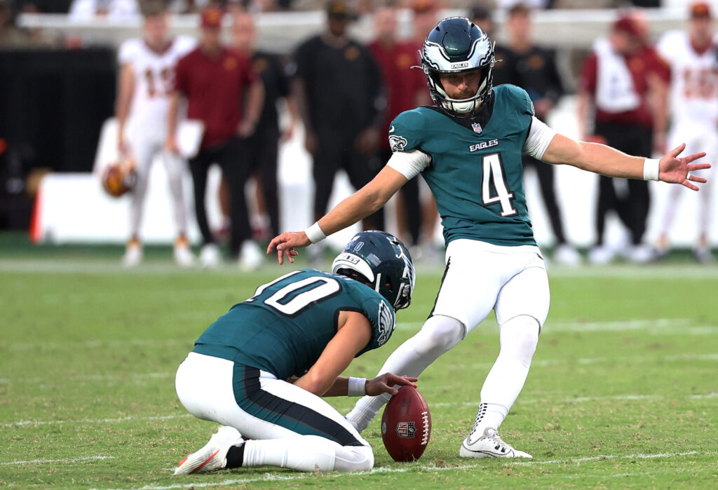 Eagles kicker Jake Elliott (4) makes a field goal against the Washington Commanders during the second half at Lincoln Financial Field. Mandatory Credit: Bill Streicher-Imagn Images